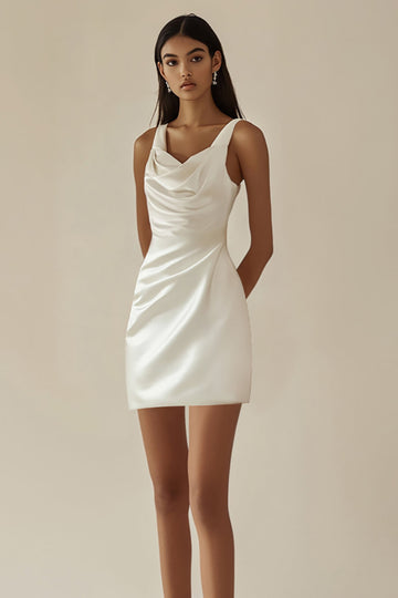 Robe blanche en satin moulant